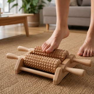 DREWNIANY MASAŻER DO STÓP NA STOJAKU – PODWÓJNY ROLLER BUKOWY 30 CM